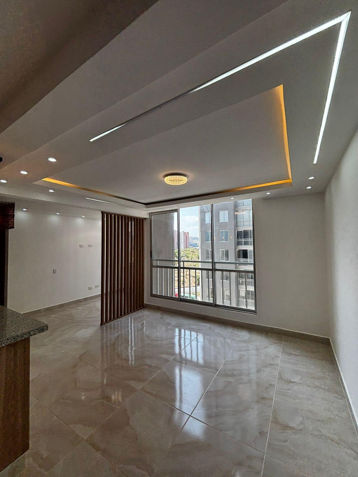 Remodelación — sala con cielo raso iluminado